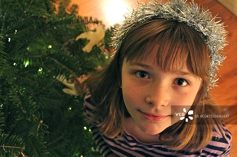 金属箔女孩和圣诞树图片素材