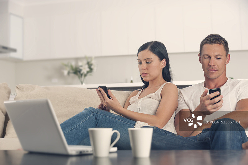 情侣在家都使用手机图片素材