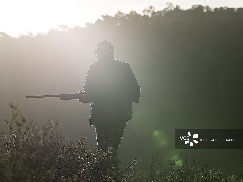 猎人在山中持武器图片素材