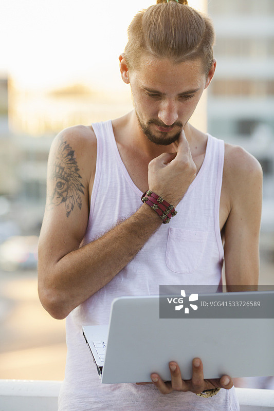 赶时髦的人图片素材