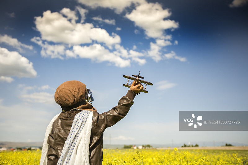 梦想的自由-有飞机的孩子图片素材