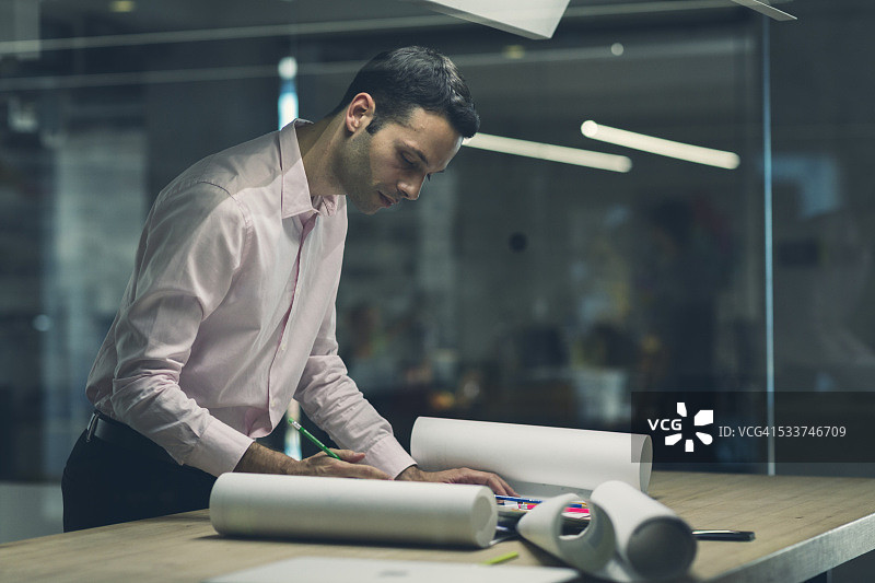 在办公室工作的设计师图片素材