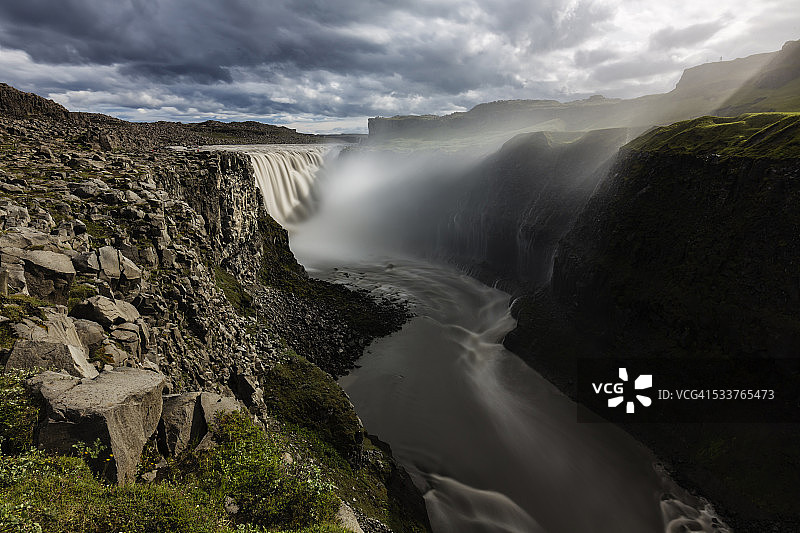 冰岛米湖黛提瀑布升腾的薄雾图片素材