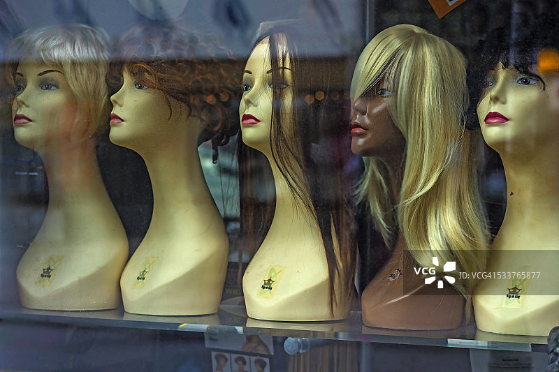 商店橱窗里的人体模型和假发图片素材