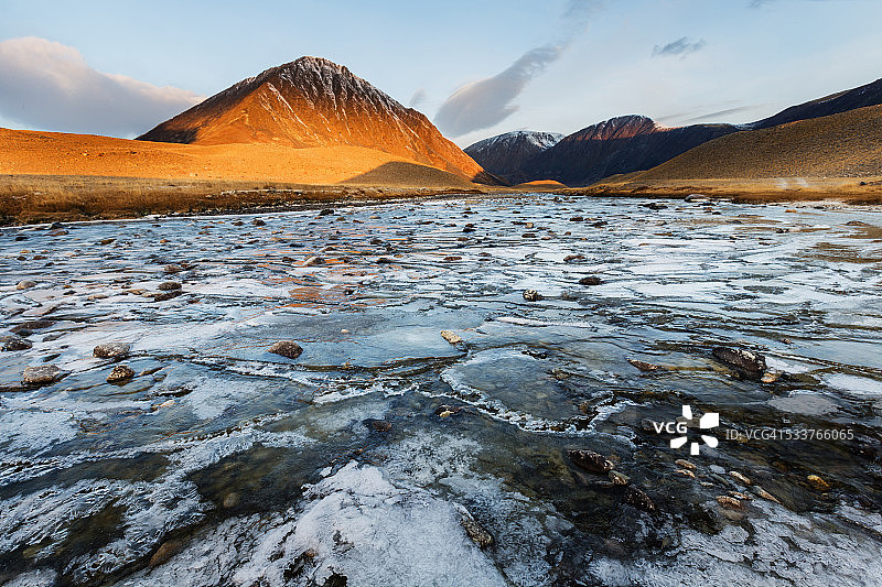 偏远地区岩石河流山景图片素材