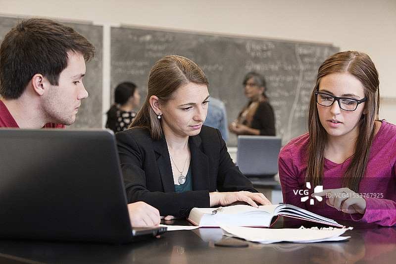 白人学生和老师在教室里学习图片素材