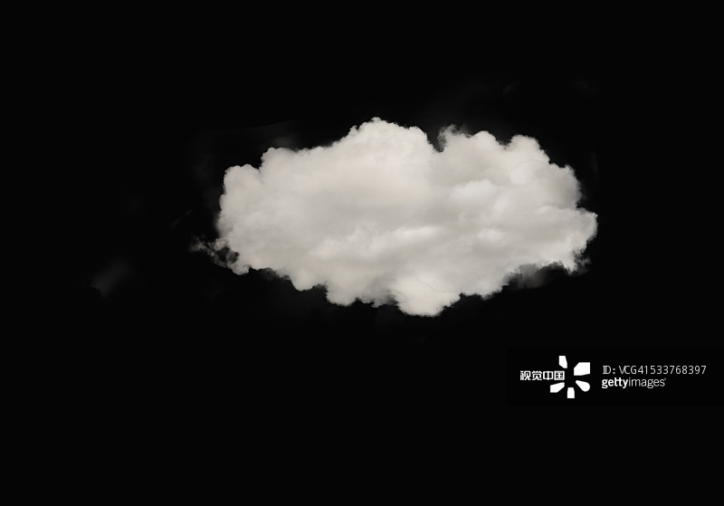 黑暗天空中的白色云朵特写图片素材