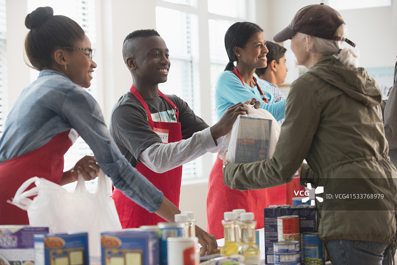 志愿者在食物募集活动中分发食物图片素材
