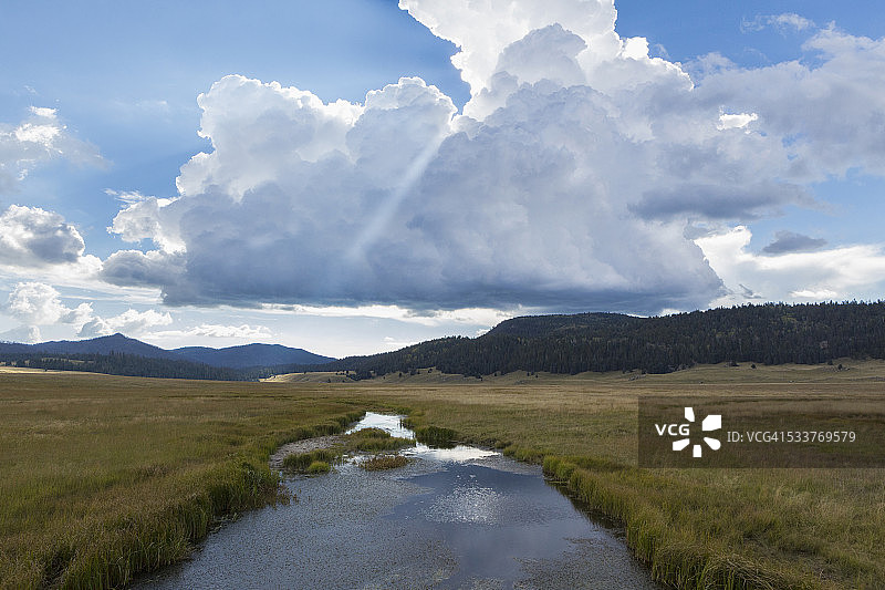 静物：偏远景观中的河流和草地图片素材