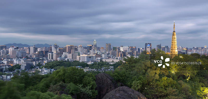 中国浙江省杭州市天际线上空的暴风云图片素材
