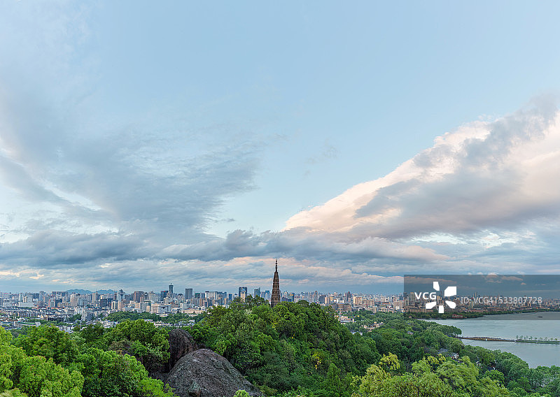 浙江杭州城市天际线上的暴风云图片素材