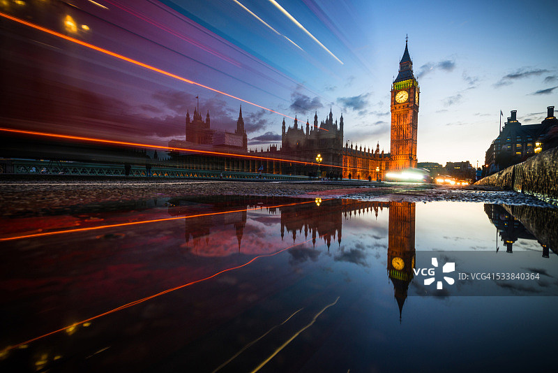 伦敦黄昏时分的交通灯与大本钟图片素材