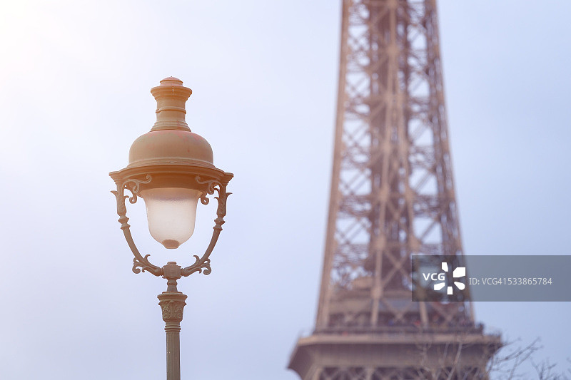 背景为埃菲尔铁塔的巴黎灯光（法国巴黎）图片素材