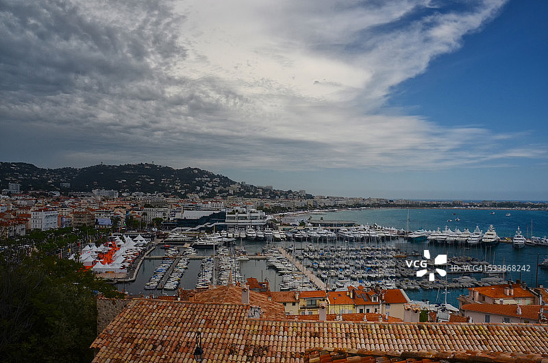 法国戛纳老城区和老港口全景图片素材