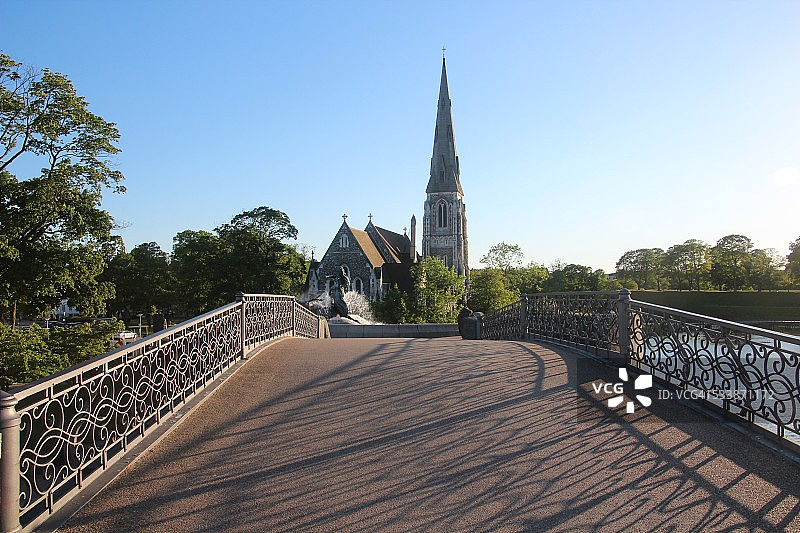 通往圣奥尔本斯教堂的桥梁图片素材