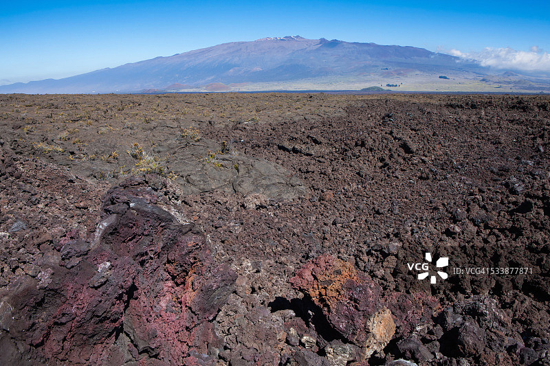 以冒纳凯阿火山为背景的熔岩地图片素材