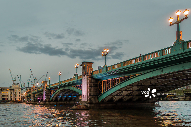 黄昏时的南华克桥图片素材