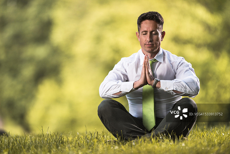 放松的商人做瑜伽放松运动图片素材