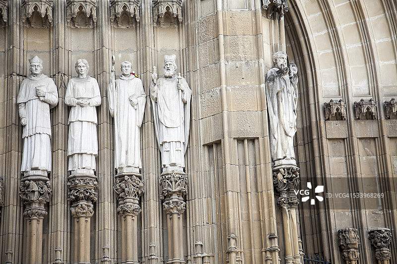 教堂外墙上的圣徒雕塑图片素材