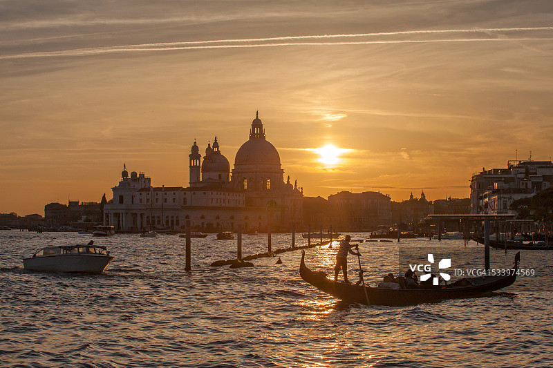 日落下的圣马可广场盆地图片素材