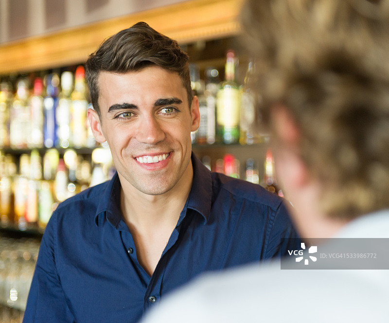 友好的调酒师和顾客图片素材
