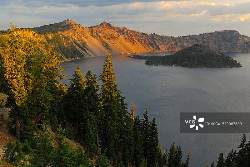 清晨的火山口湖图片素材