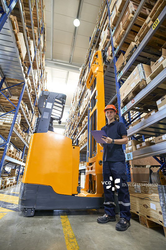 仓库内叉车旁的工人图片素材