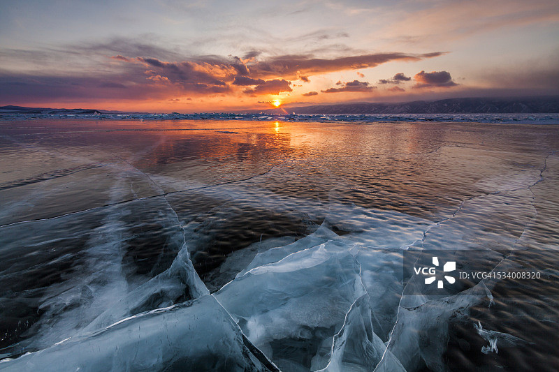 贝加尔湖冰面上的日落图片素材