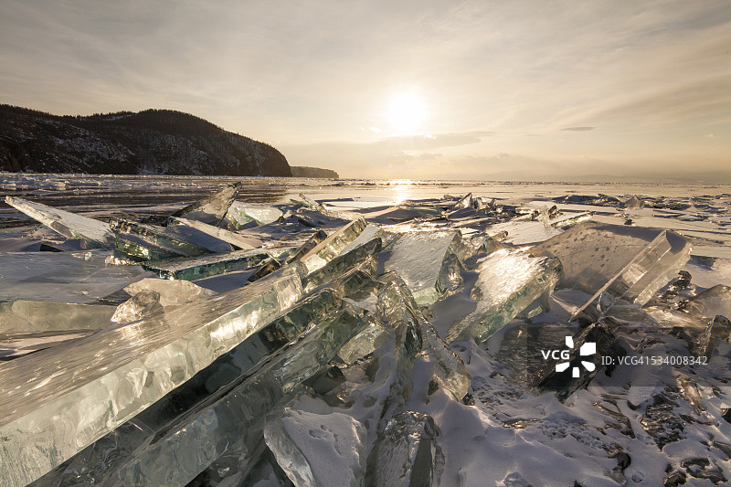 贝加尔湖上的透明冰面图片素材