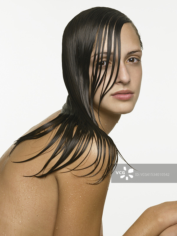 湿发的年轻女子图片素材