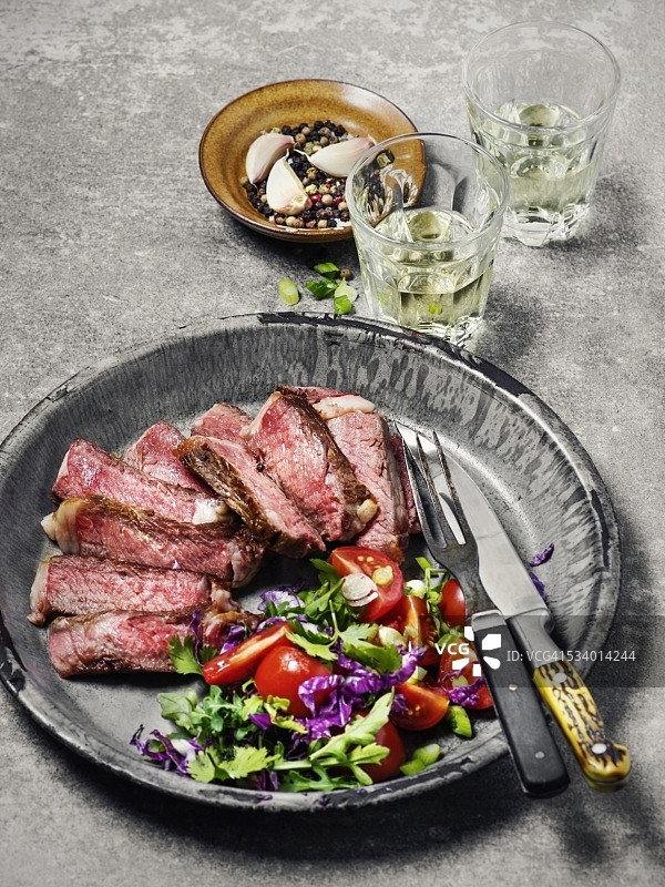 烤肋眼牛排切片图片素材