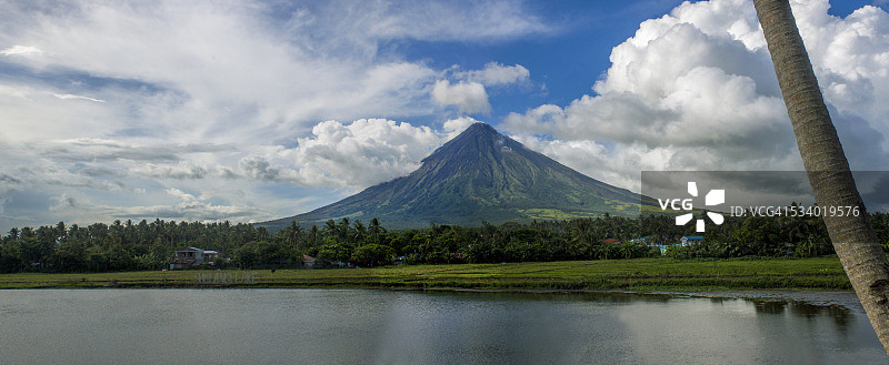 从苏姆朗湖远眺马荣火山图片素材