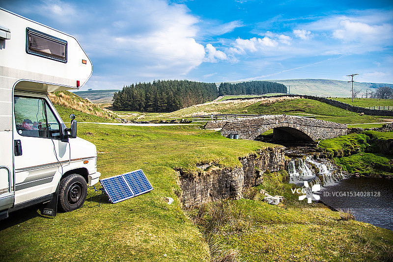 使用太阳能电池板发电的房车 - 多云的天空图片素材