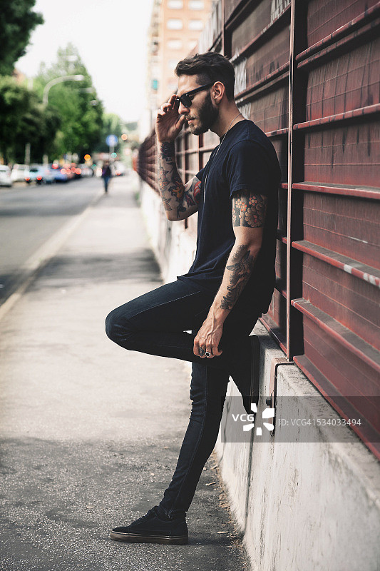 街上的年轻人图片素材