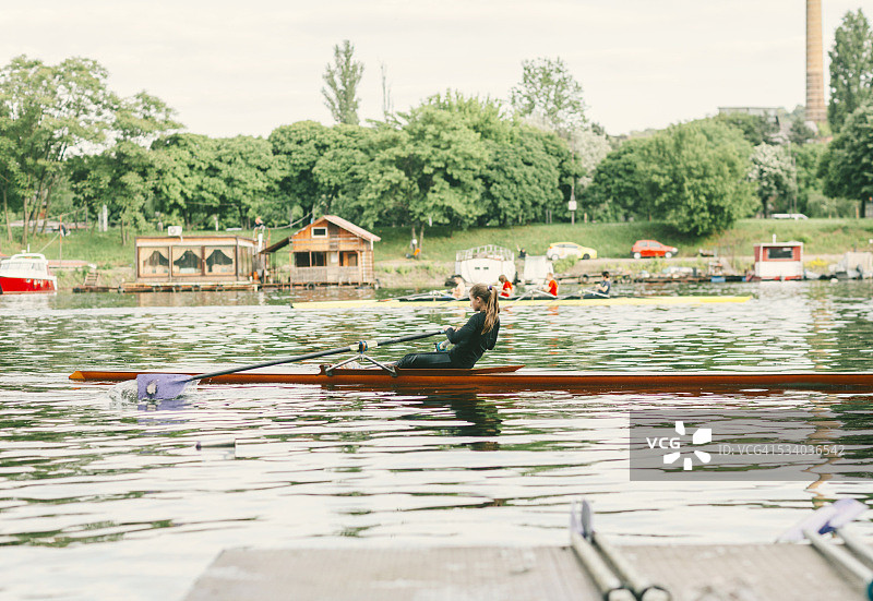 单人双桨划船图片素材