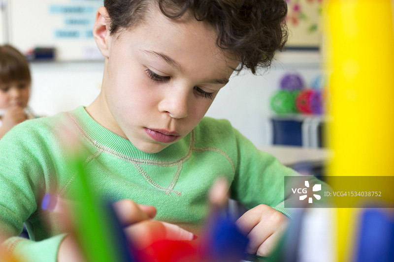 他正在专心学习图片素材