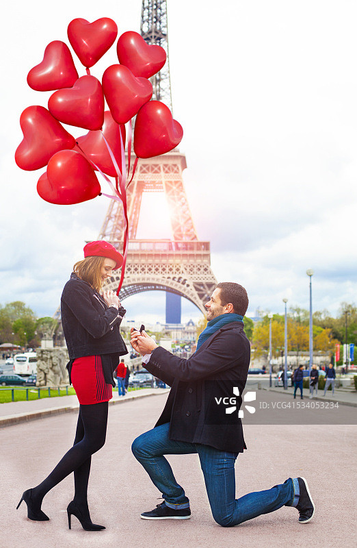 在法国巴黎埃菲尔铁塔下的浪漫求婚图片素材