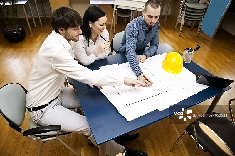 在办公室审查蓝图图片素材