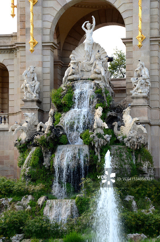 城堡公园内的喷泉和瀑布图片素材