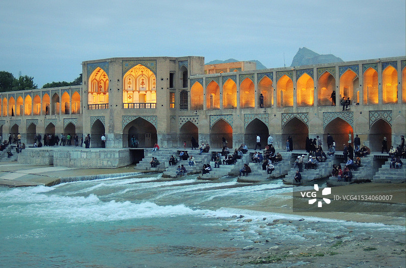 丝绸之路伊斯法罕哈鸠桥和扎因代河图片素材