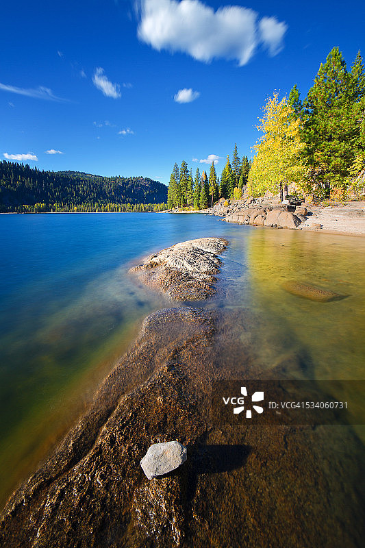 佩耶特湖秋日长曝光日间照片图片素材