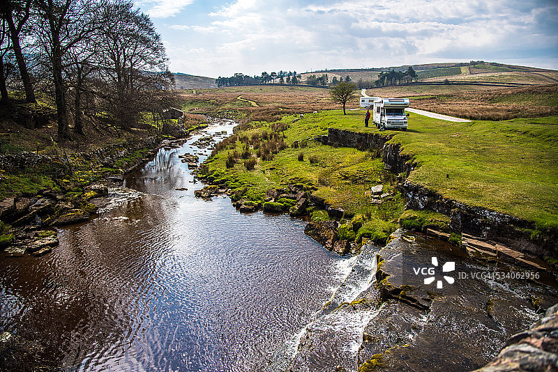 约克郡谷地，瀑布、河流与房车图片素材