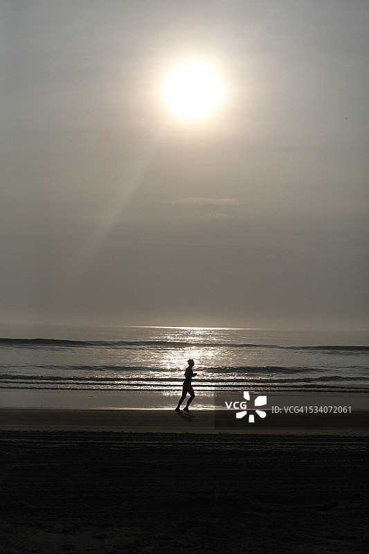 日出时跑步的女人剪影图片素材