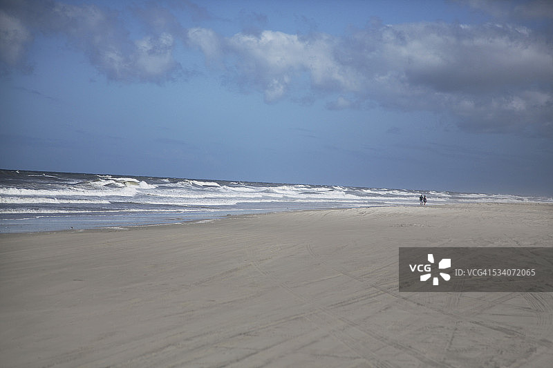 海滩，海浪与行人图片素材