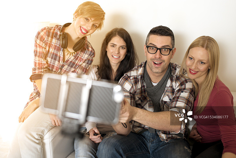 用自拍杆自拍图片素材