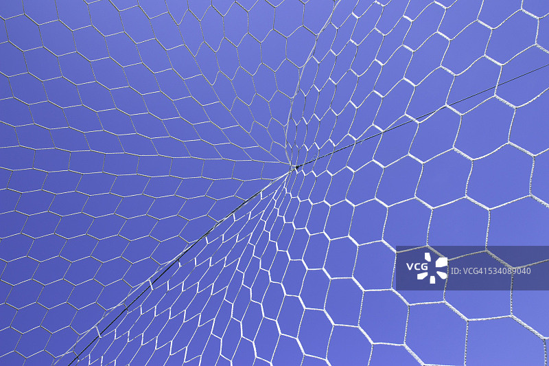 蓝色天空下的白色足球网特写图片素材