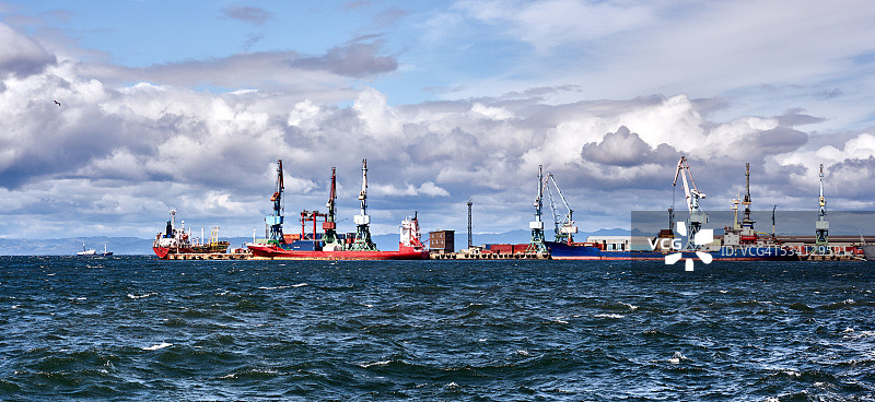 停靠在码头港口的货船图片素材