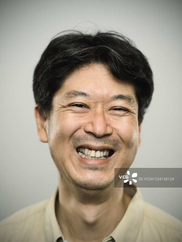 表情快乐的日本男人的肖像图片素材