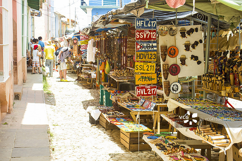 古巴特立尼达的古巴纪念品摊位图片素材
