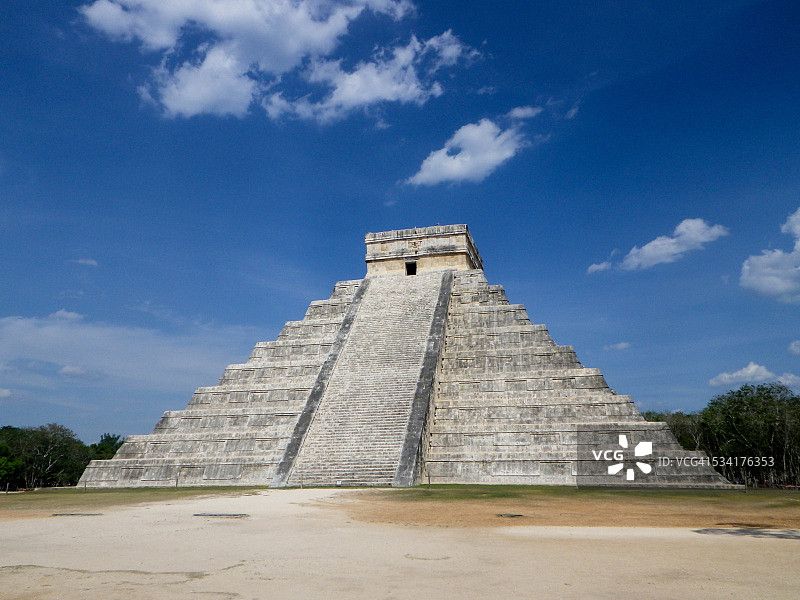玛雅文明奇琴伊察卡斯蒂略金字塔图片素材